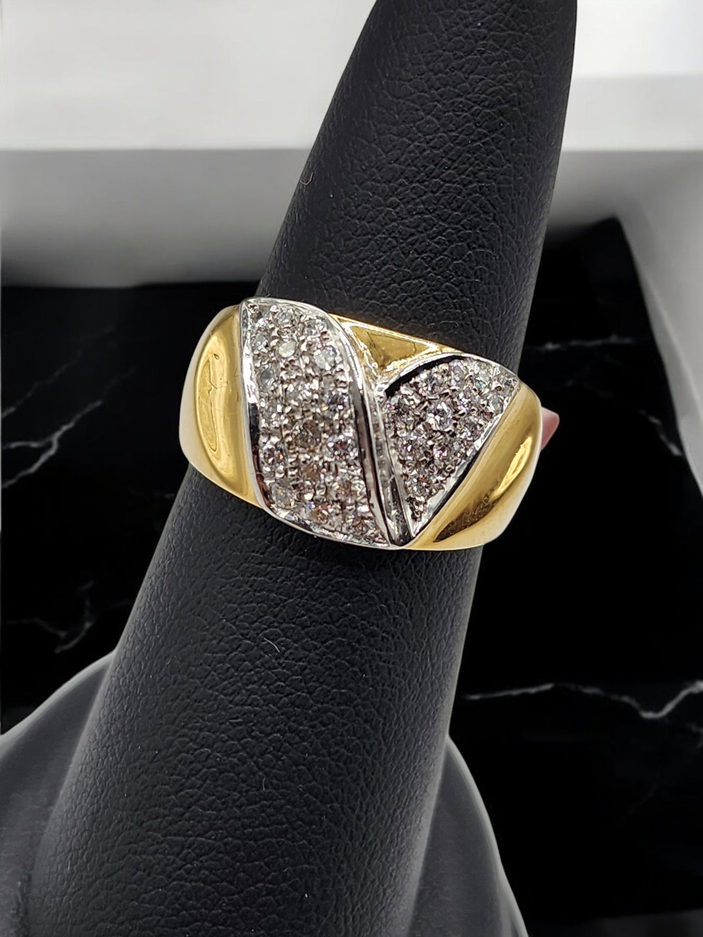 18KT Yellow Gold 0.30cttw W/ White Diamond V Ring