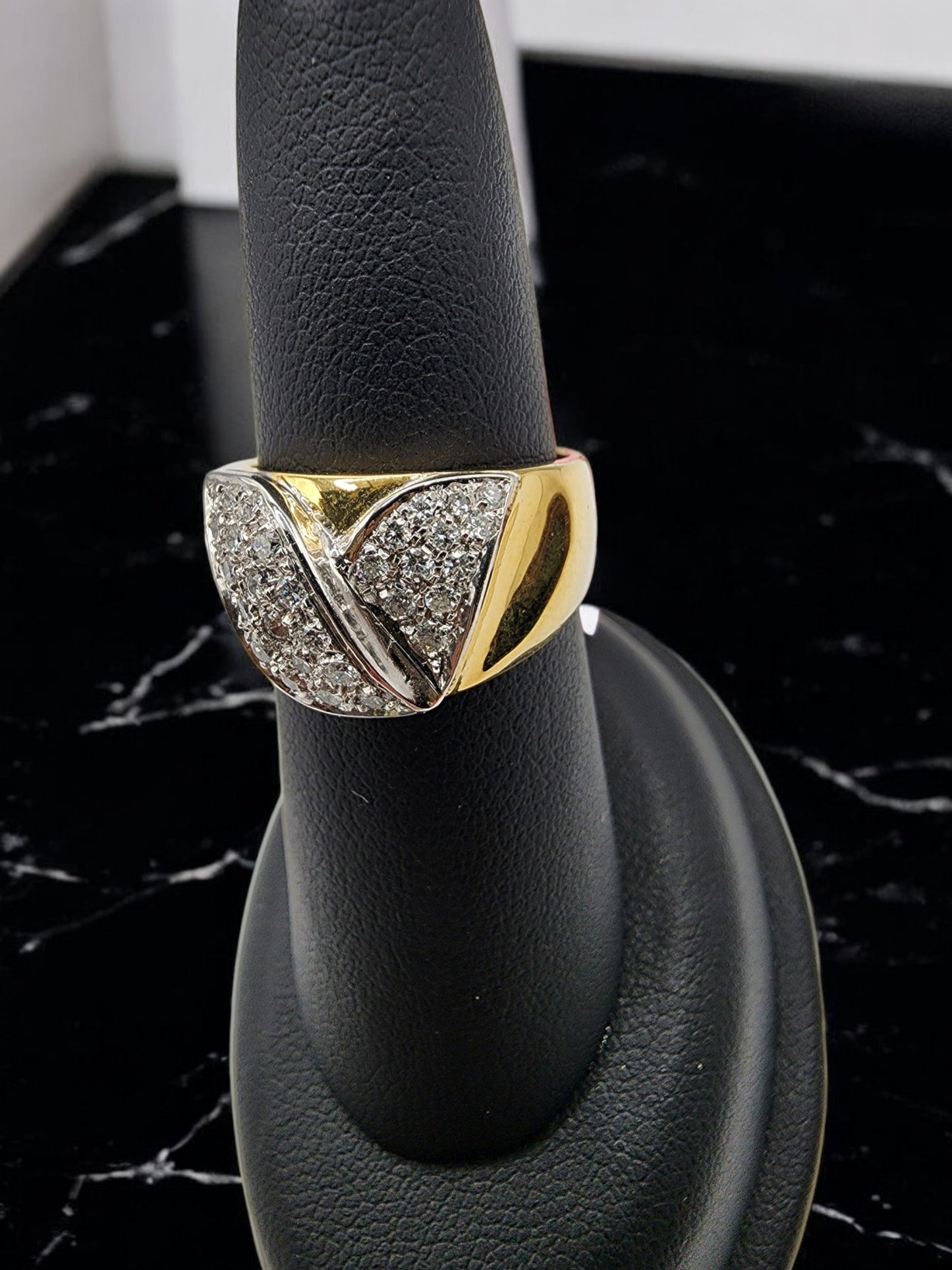 18KT Yellow Gold 0.30cttw W/ White Diamond V Ring