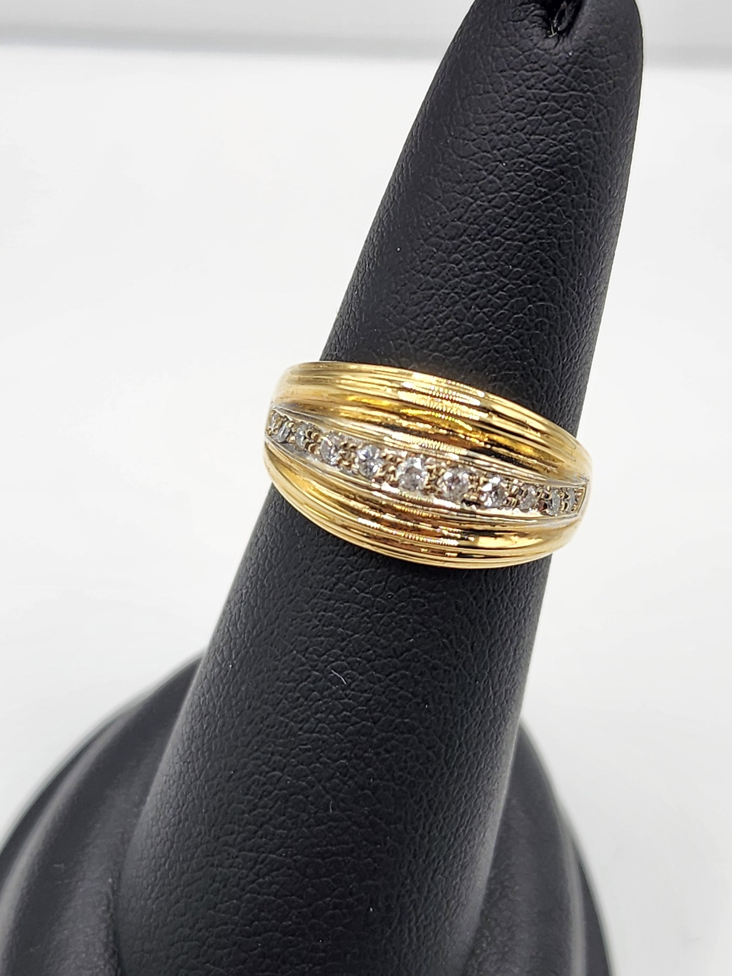 18KT Yellow Gold Multi-lines 0.25cttw W/ White Diamond Ring
