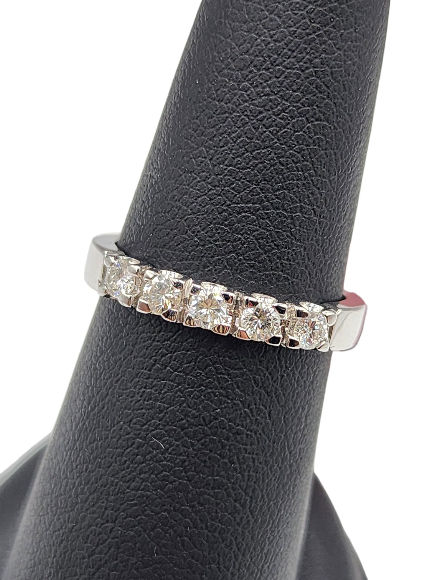 18KT White Gold 0.25cttw W/ White 4-Prong Diamond Wedding Band Ring