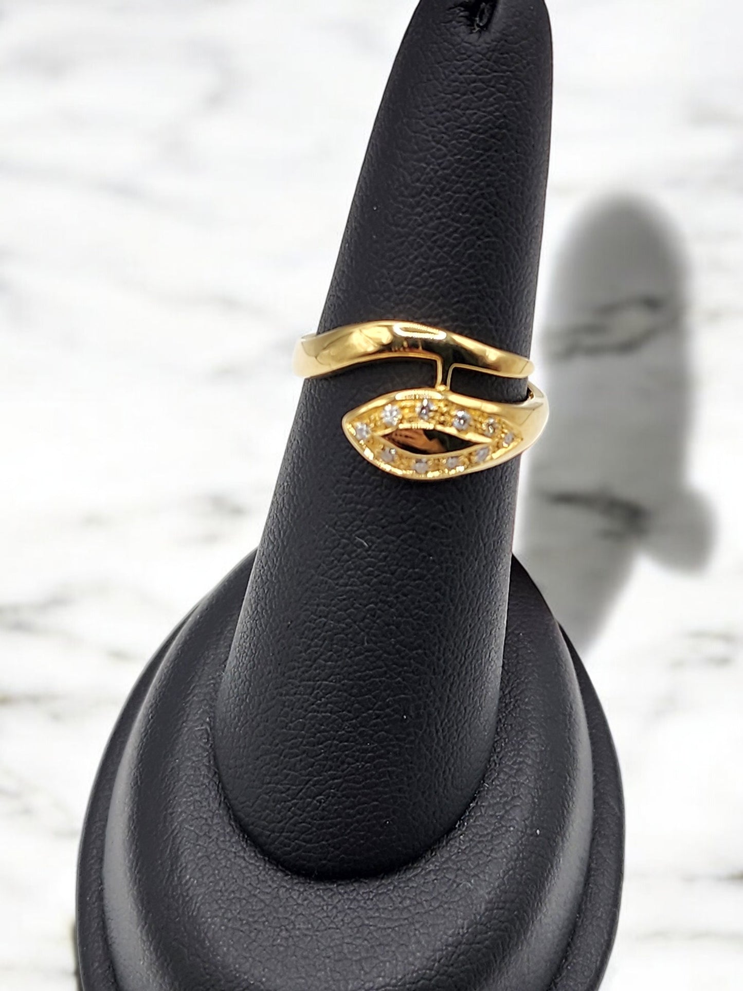 18KT Yellow Gold 0.10cttw W/ White Diamond Leaf Ring