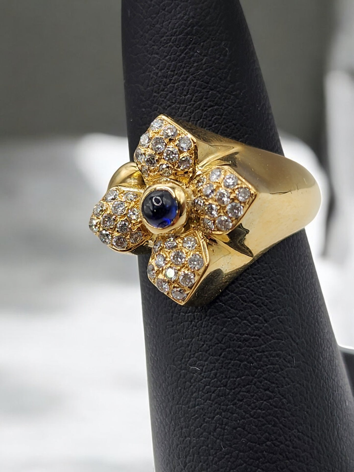 18KT Yellow Gold 0.30cttw Sapphire W/ .40cttw Flower Diamond Ring