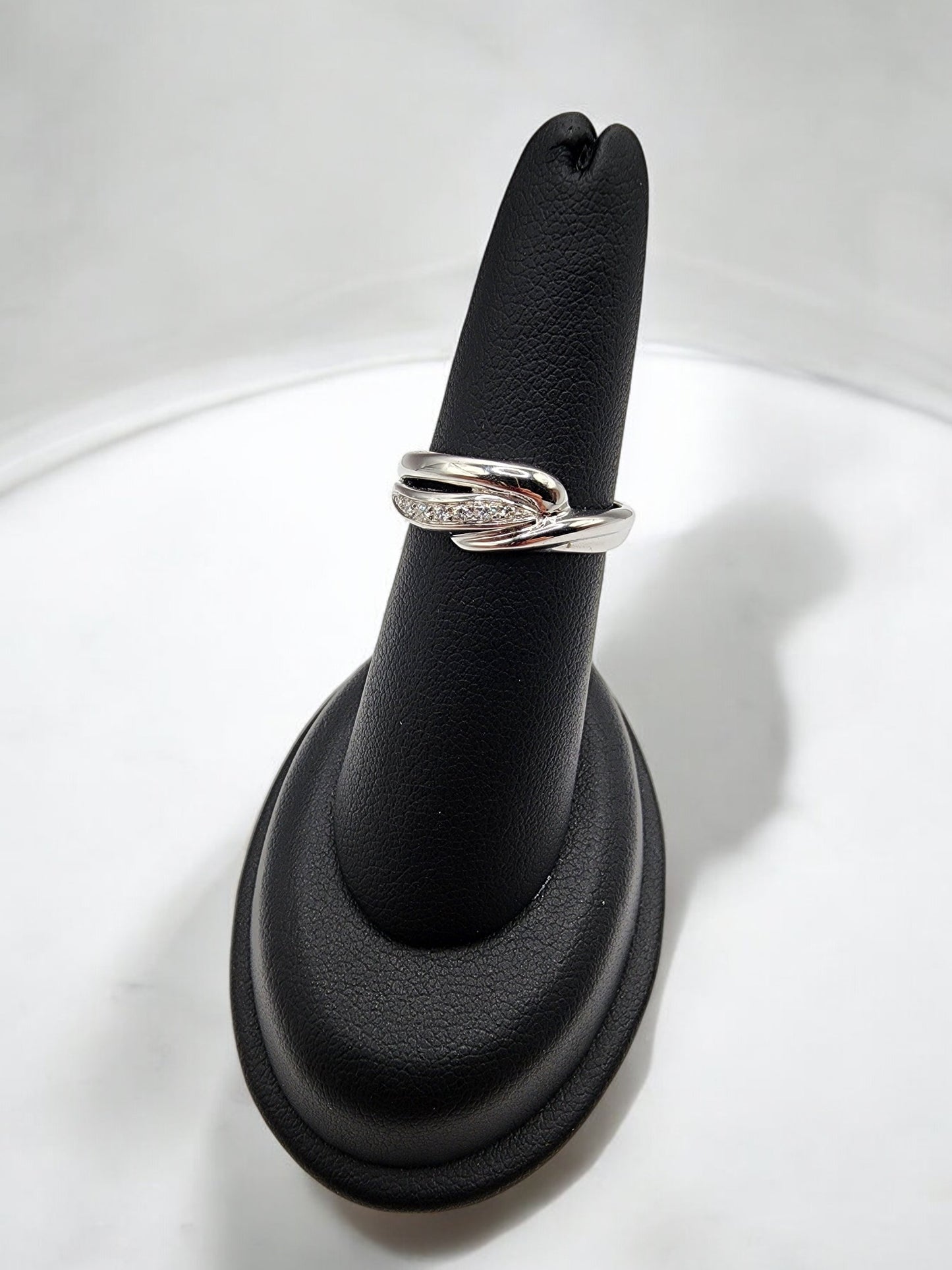 18KT White Gold W/ & .10 Diamond Wavy Ring