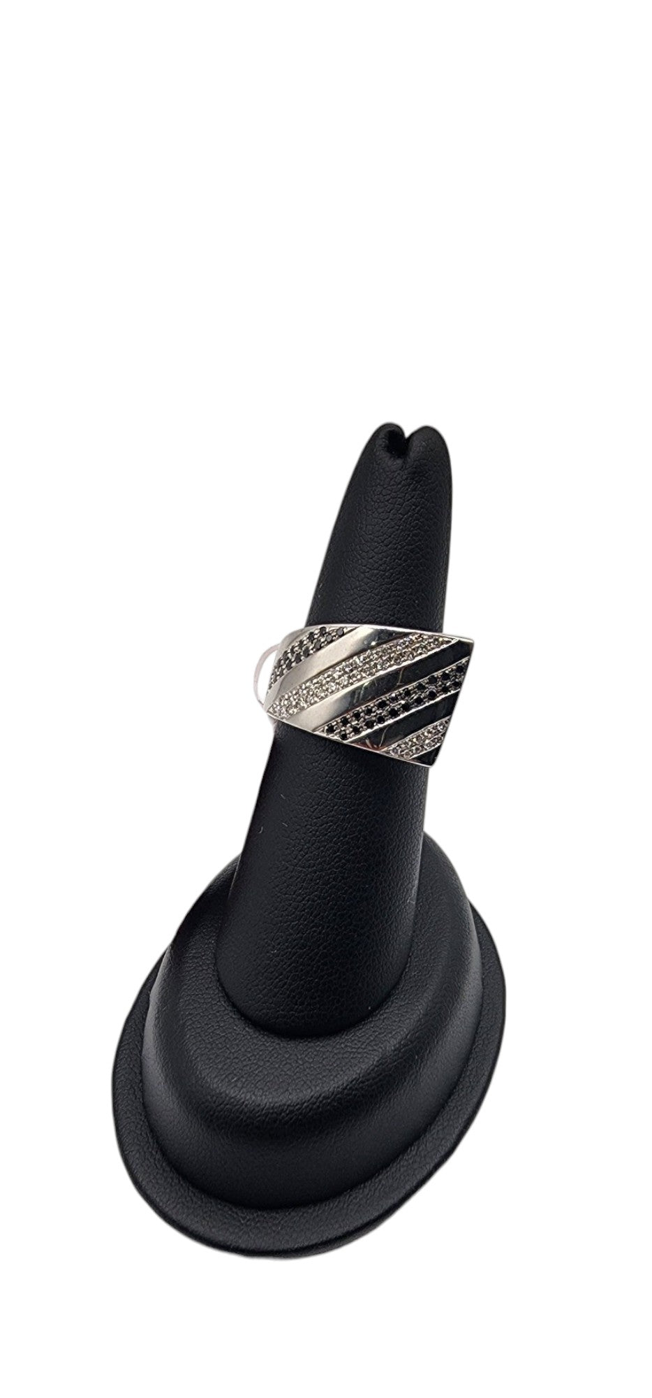 18KT White Gold 0.60cttw W/ White & Black Diamond Ring