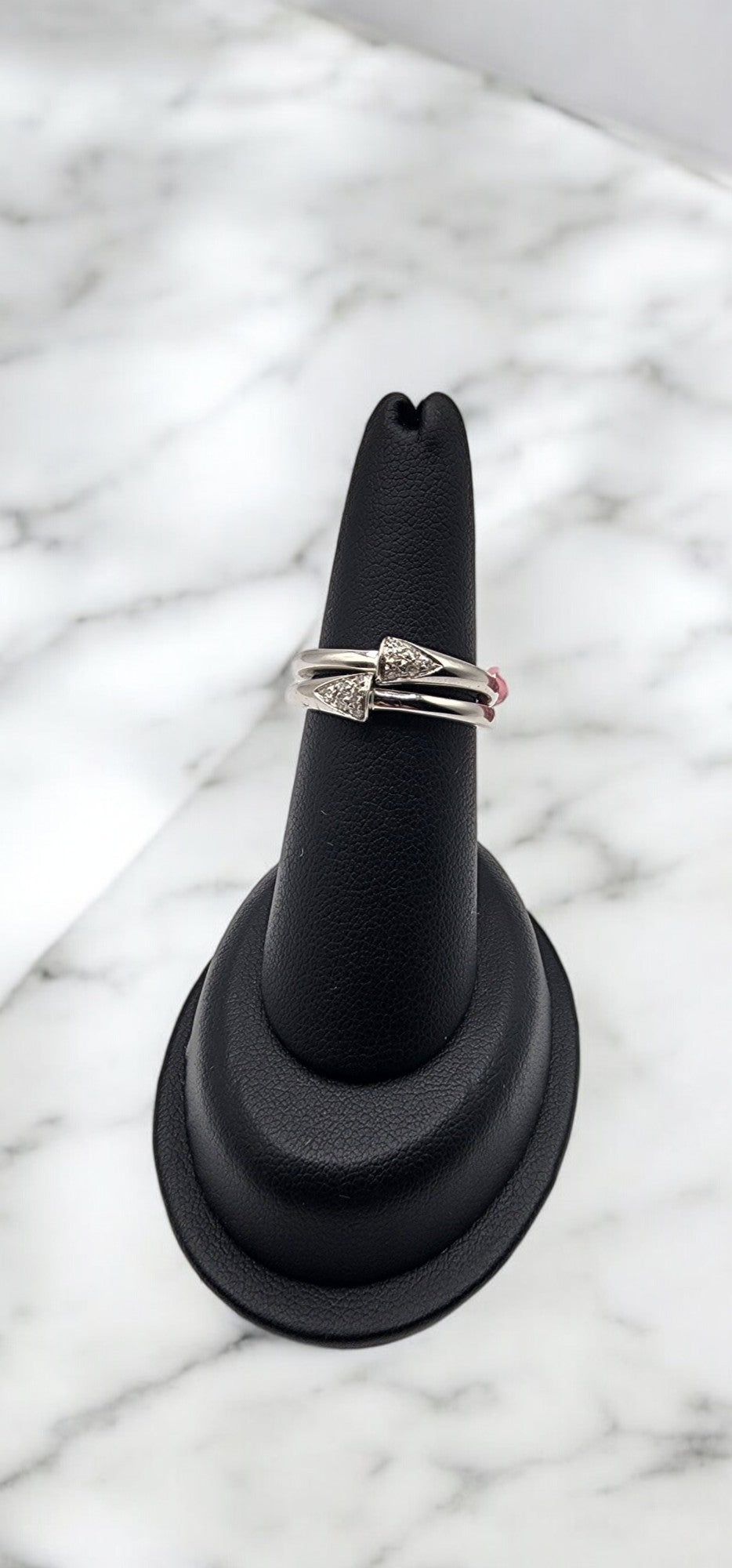 18KT White Gold 0.10cttw W/ White Doble Arrow Diamond Ring