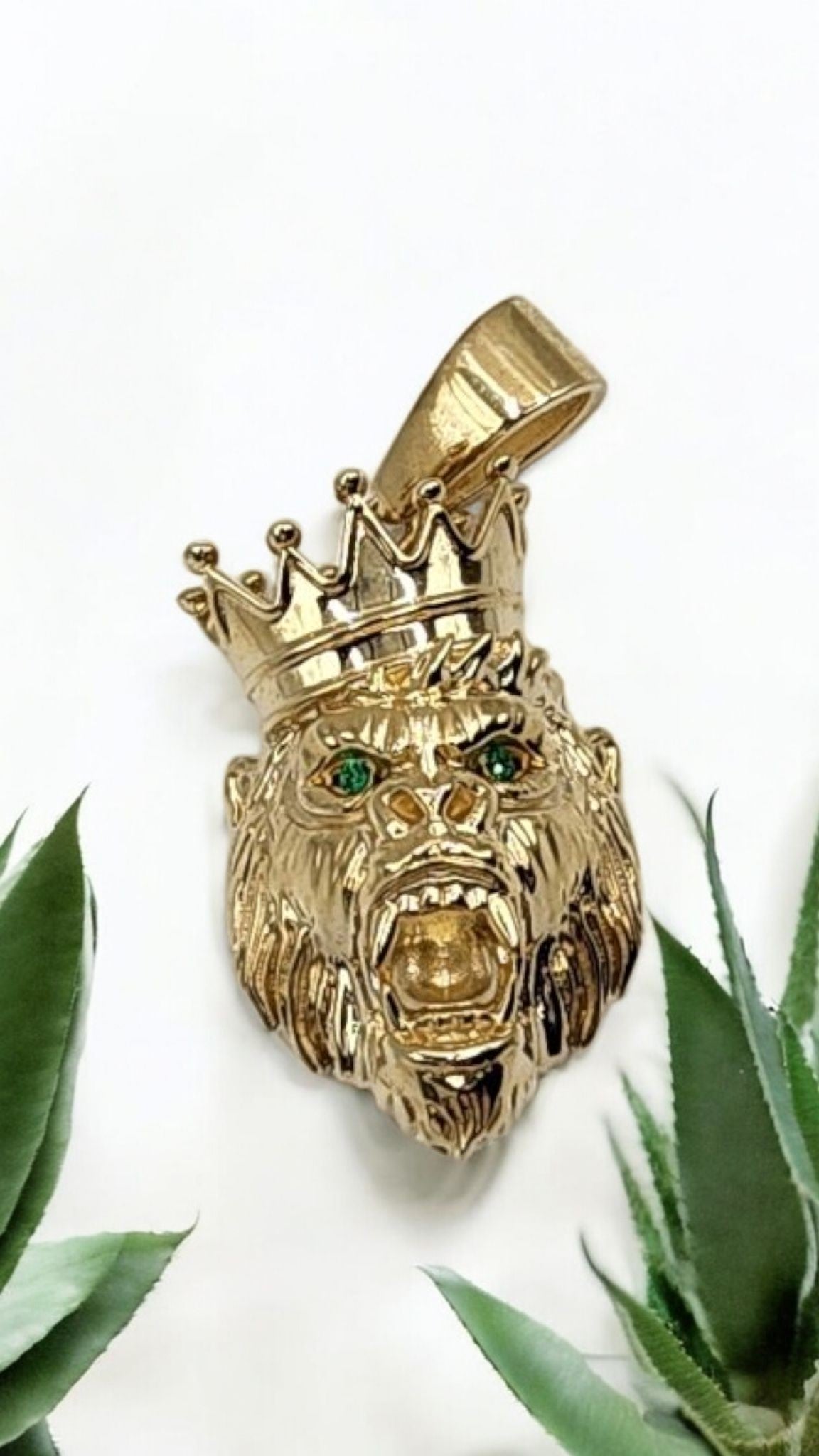 10KT Yellow Gold 7.1g Gorilla with crown W/Green CZ Pendant 47mm