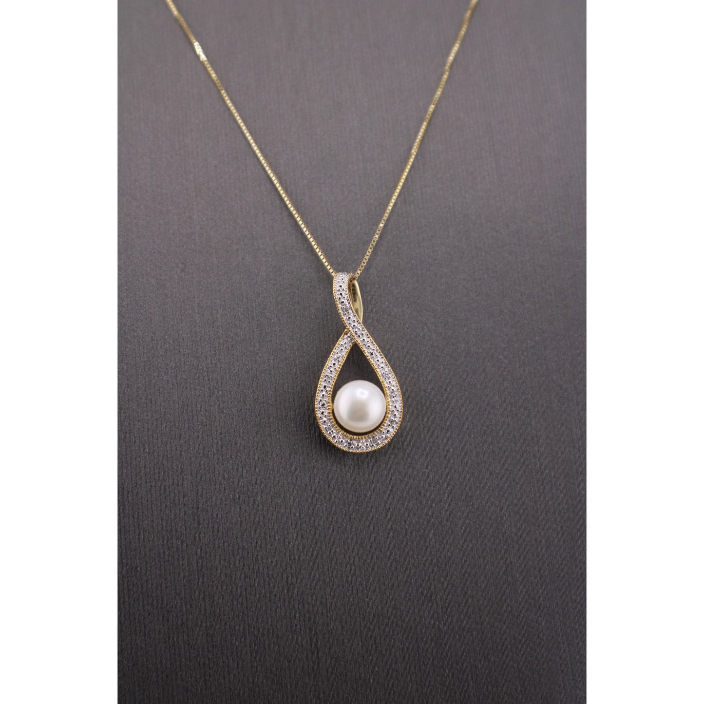 14KT Yellow Gold FW Pearl W/0.5cttw Diamond Loop Pendant And Chain 18"