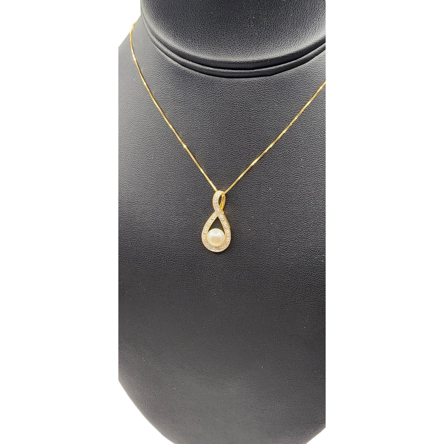 14KT Yellow Gold FW Pearl W/0.5cttw Diamond Loop Pendant And Chain 18"