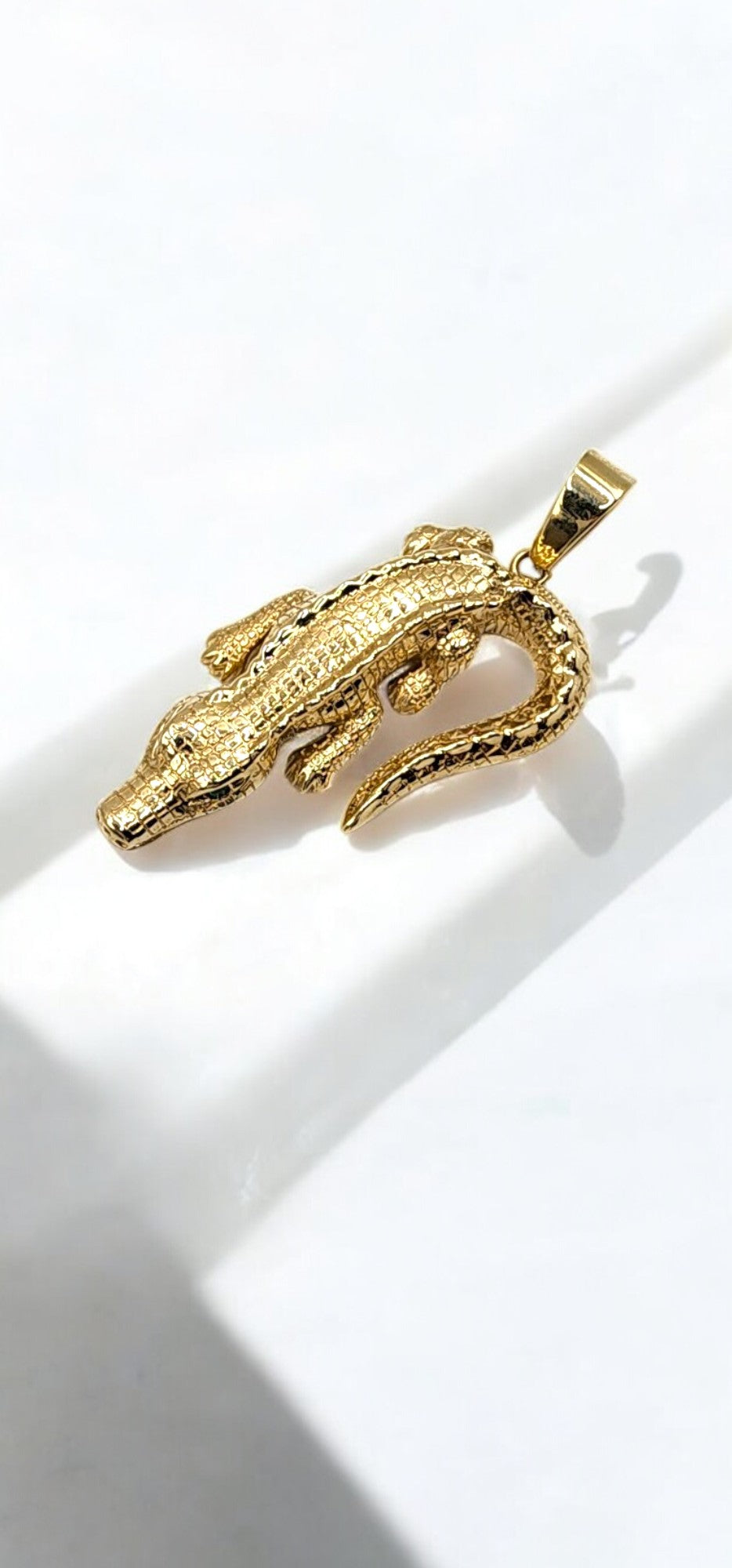 10KT Yellow Gold 8.7g Crocodile W/Green CZ Pendant 64mm