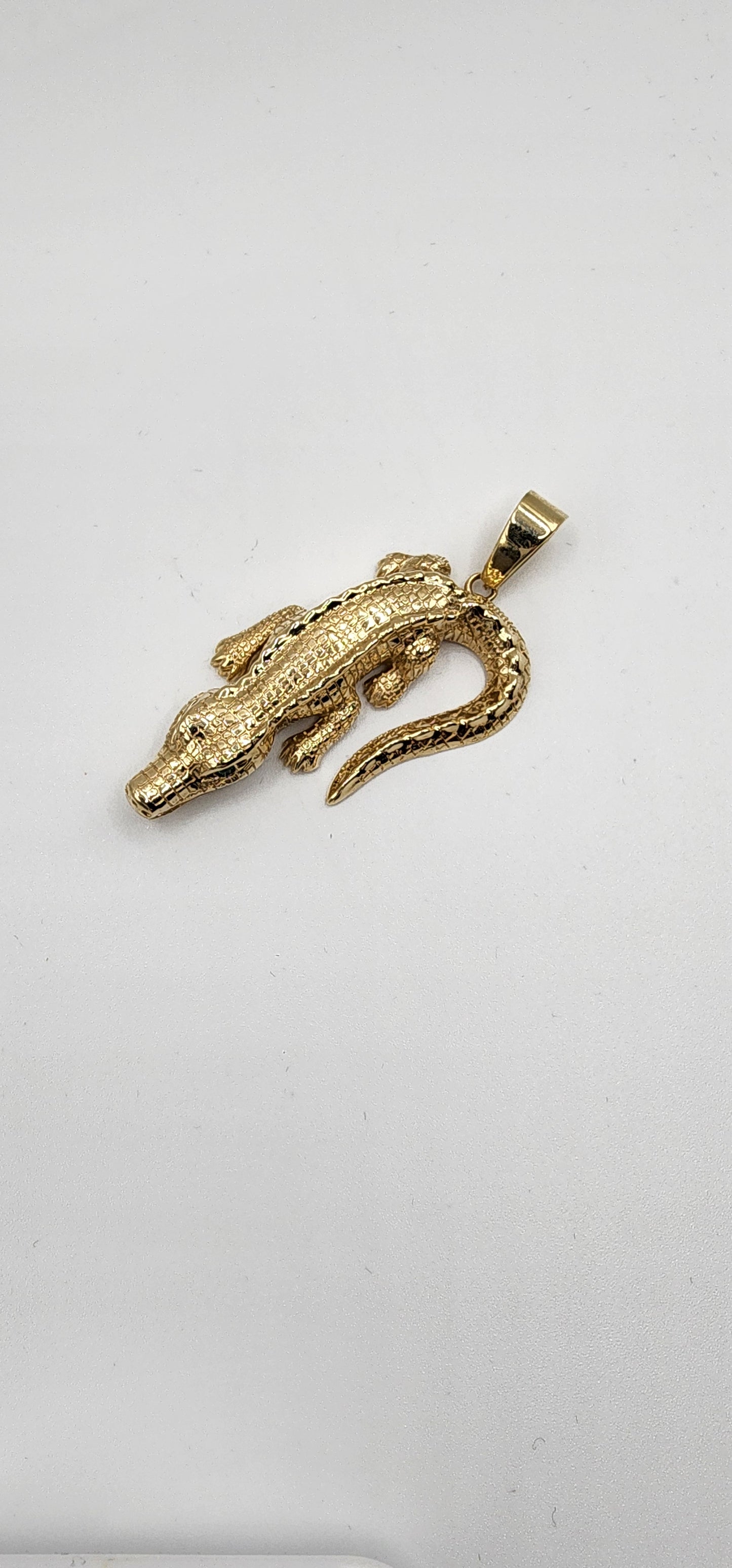 10KT Yellow Gold 8.7g Crocodile W/Green CZ Pendant 64mm