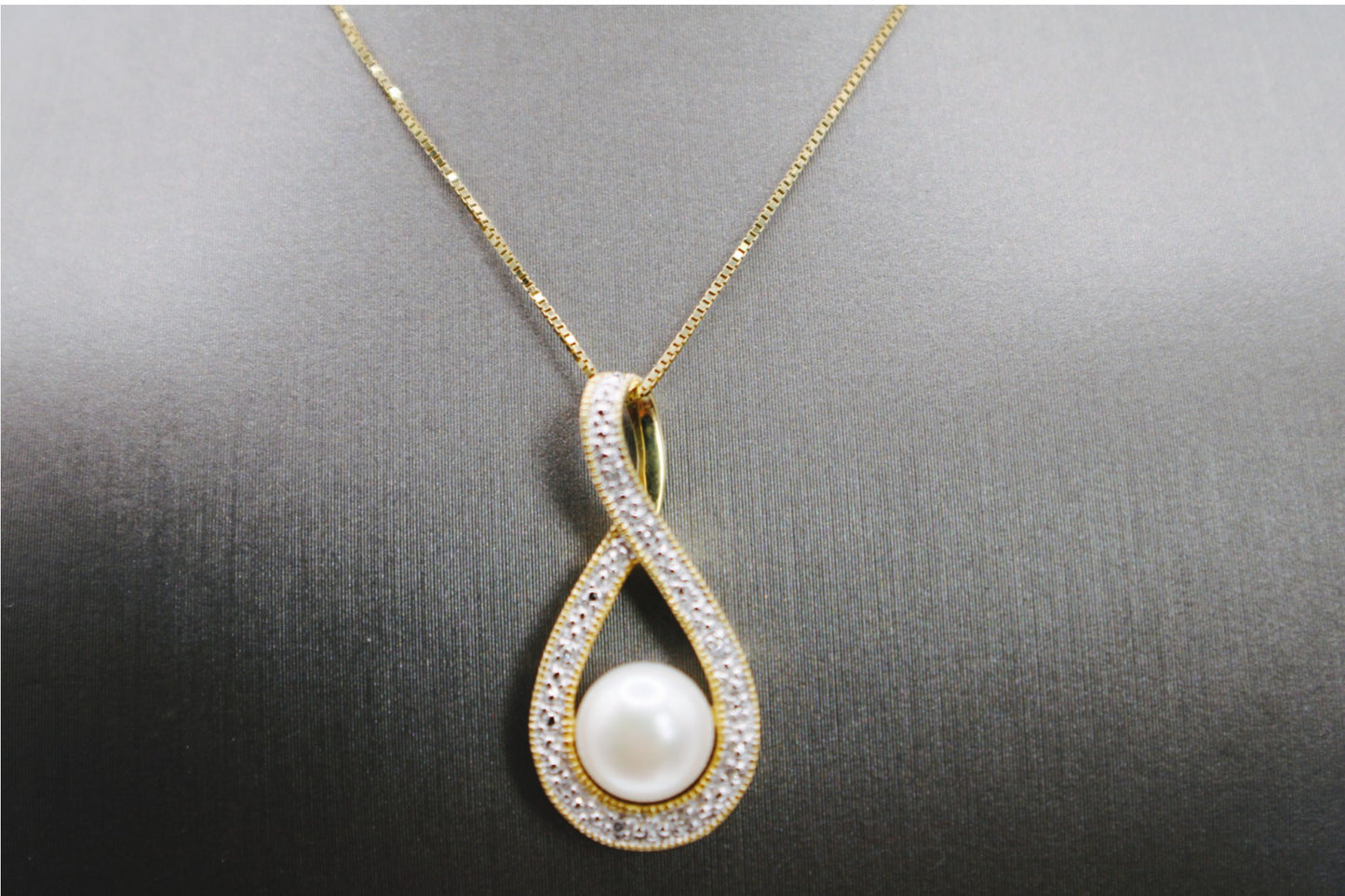 14KT Yellow Gold FW Pearl W/0.5cttw Diamond Loop Pendant And Chain 18"